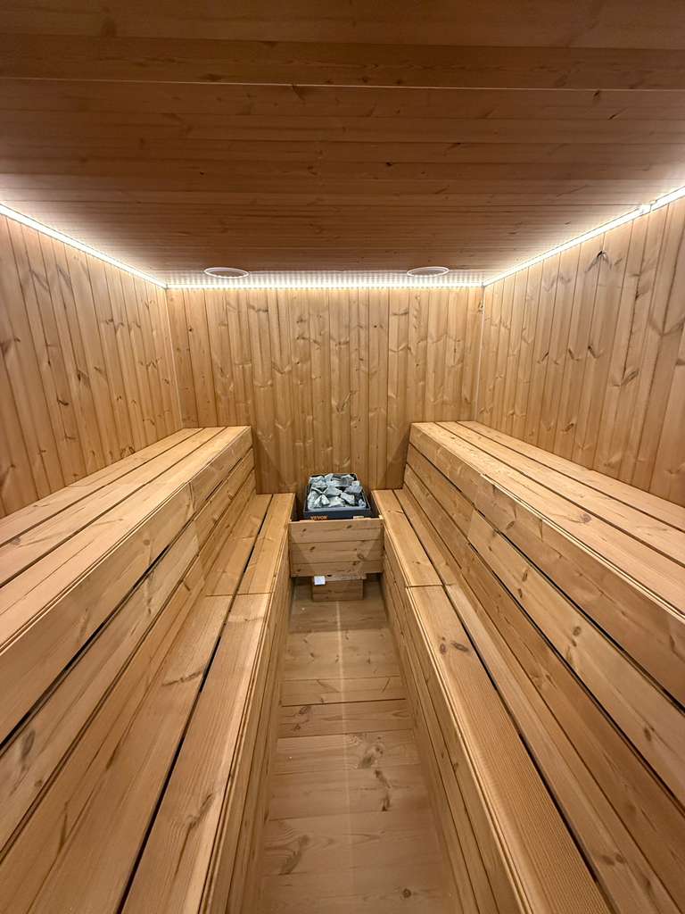 Lukaku - 4-6 person Indoor & Outdoor Traditional & Infrared Sauna